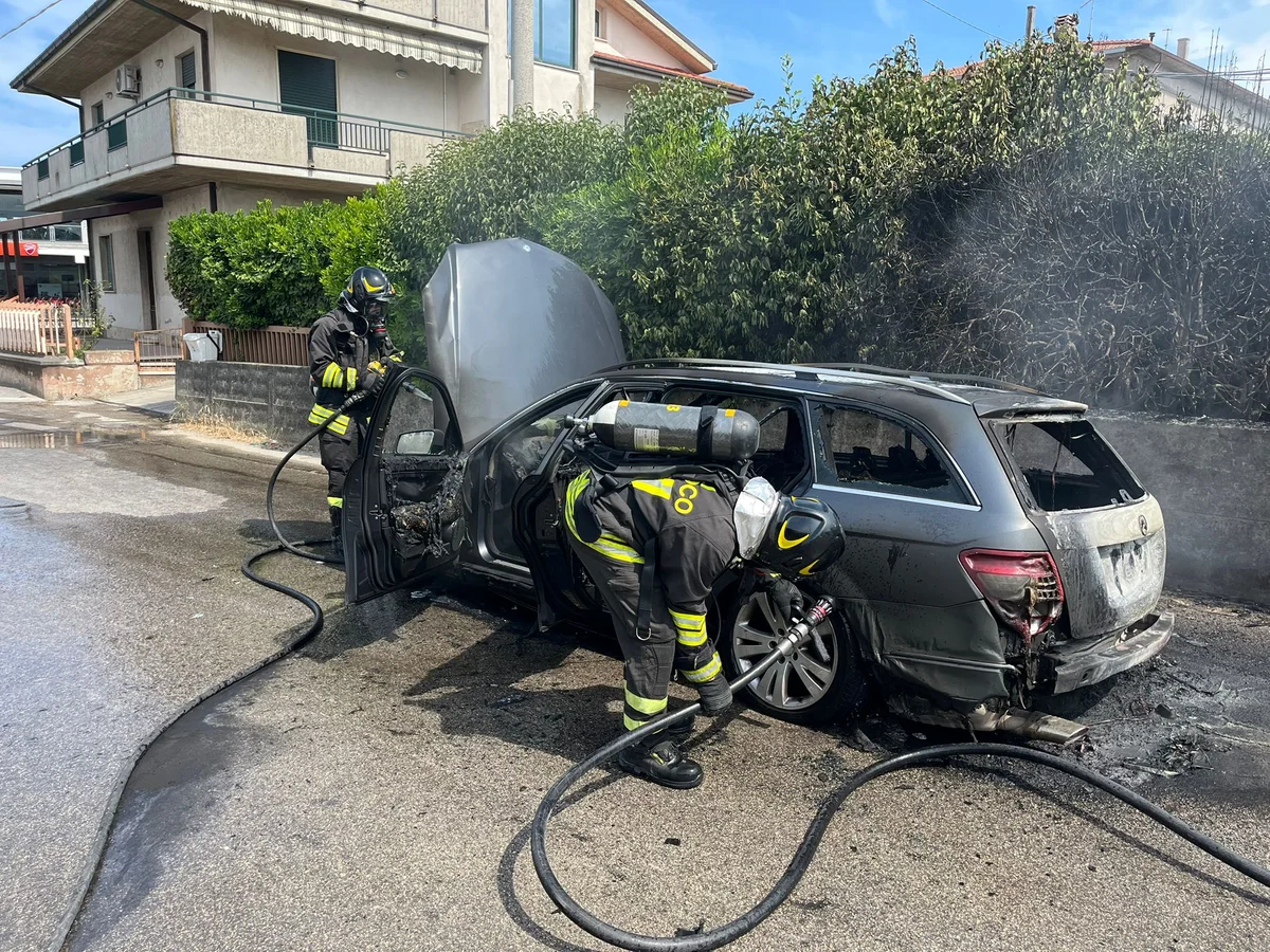 FOTO | Roseto, a fuoco una Mercedes in via Santa Petronilla