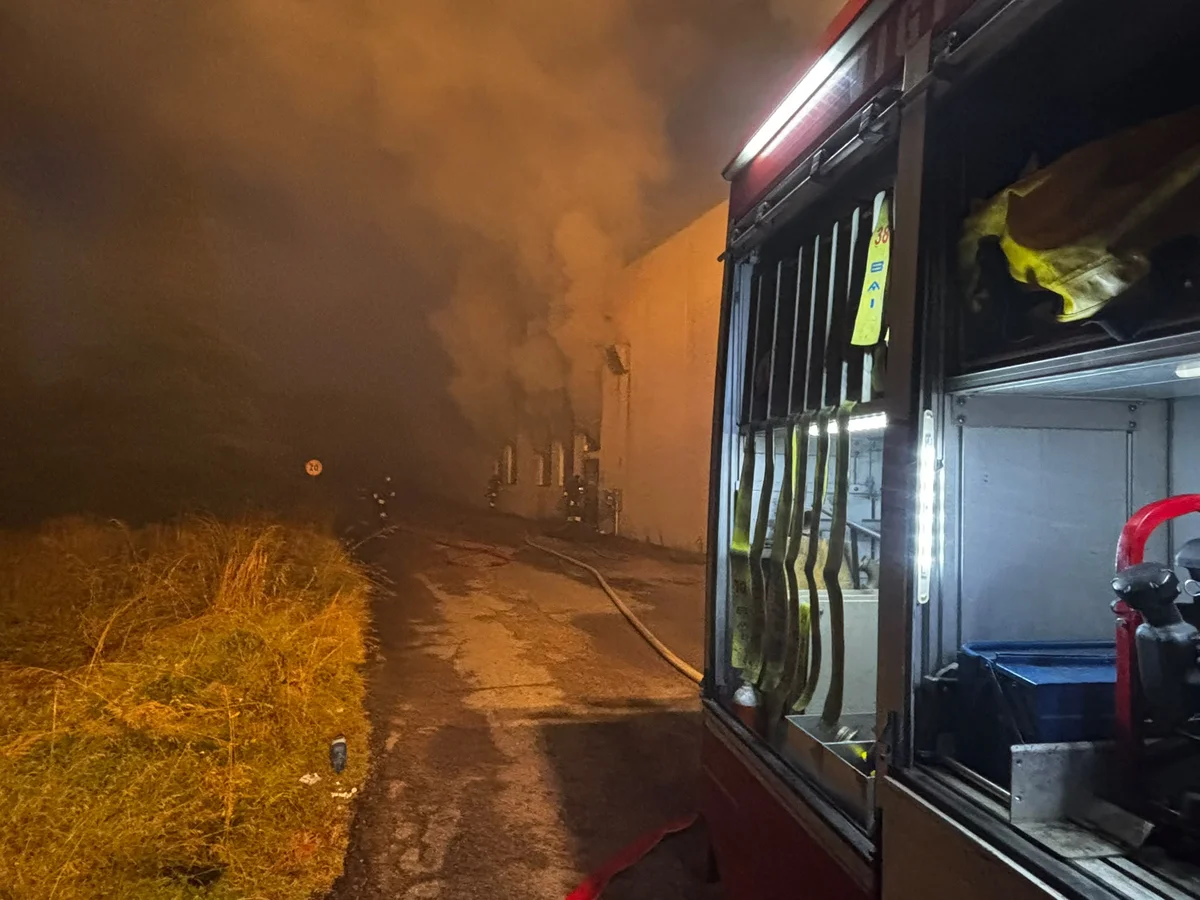 FOTO e VIDEO | Incendio in un magazzino della Lazzaroni a Colledara