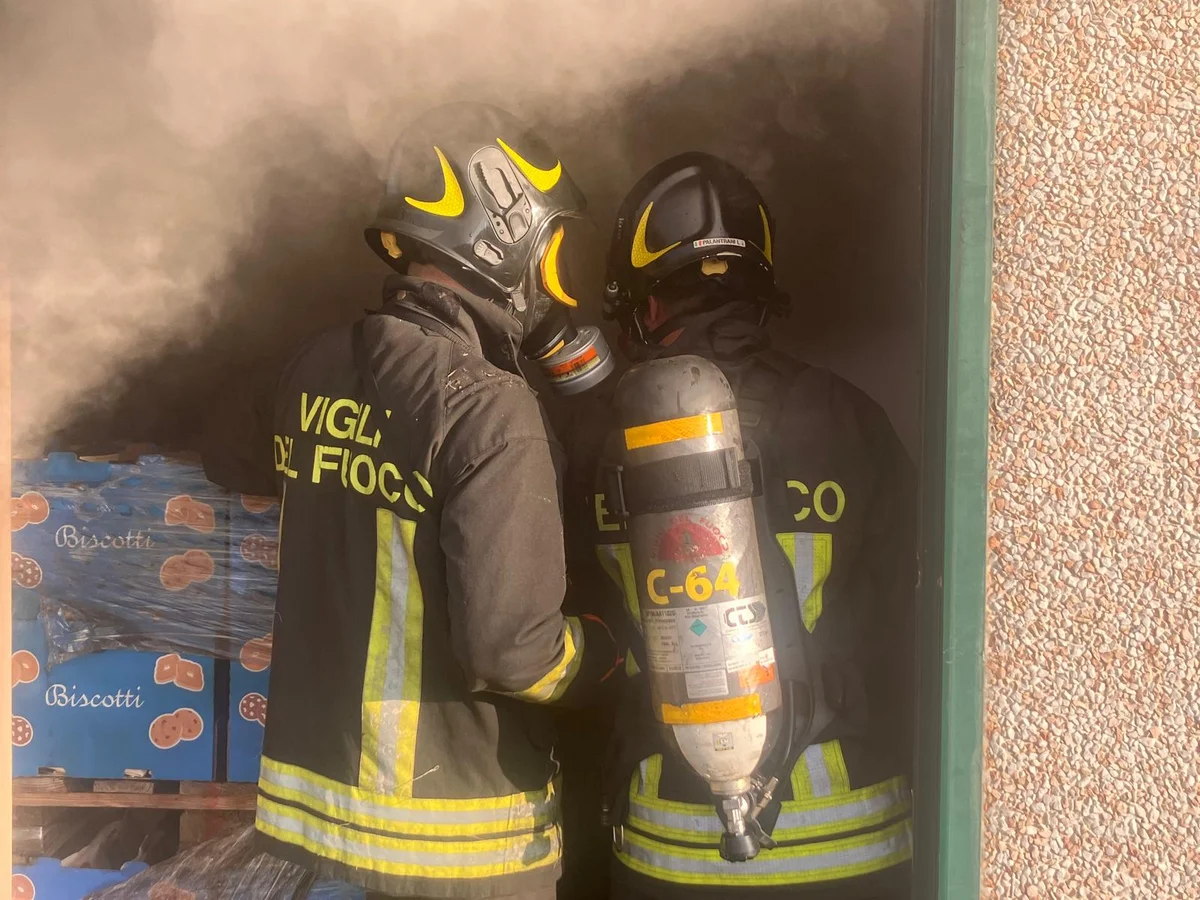 FOTO e VIDEO | Incendio Lazzaroni di Colledara,  anche droni e robot per arginare le fiamme