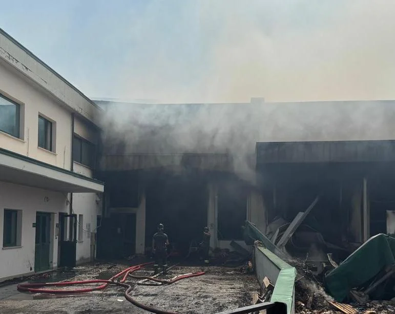 VIDEO | Rogo alla Lazzaroni, senza sosta le operazioni di spegnimento con il robot antincendio