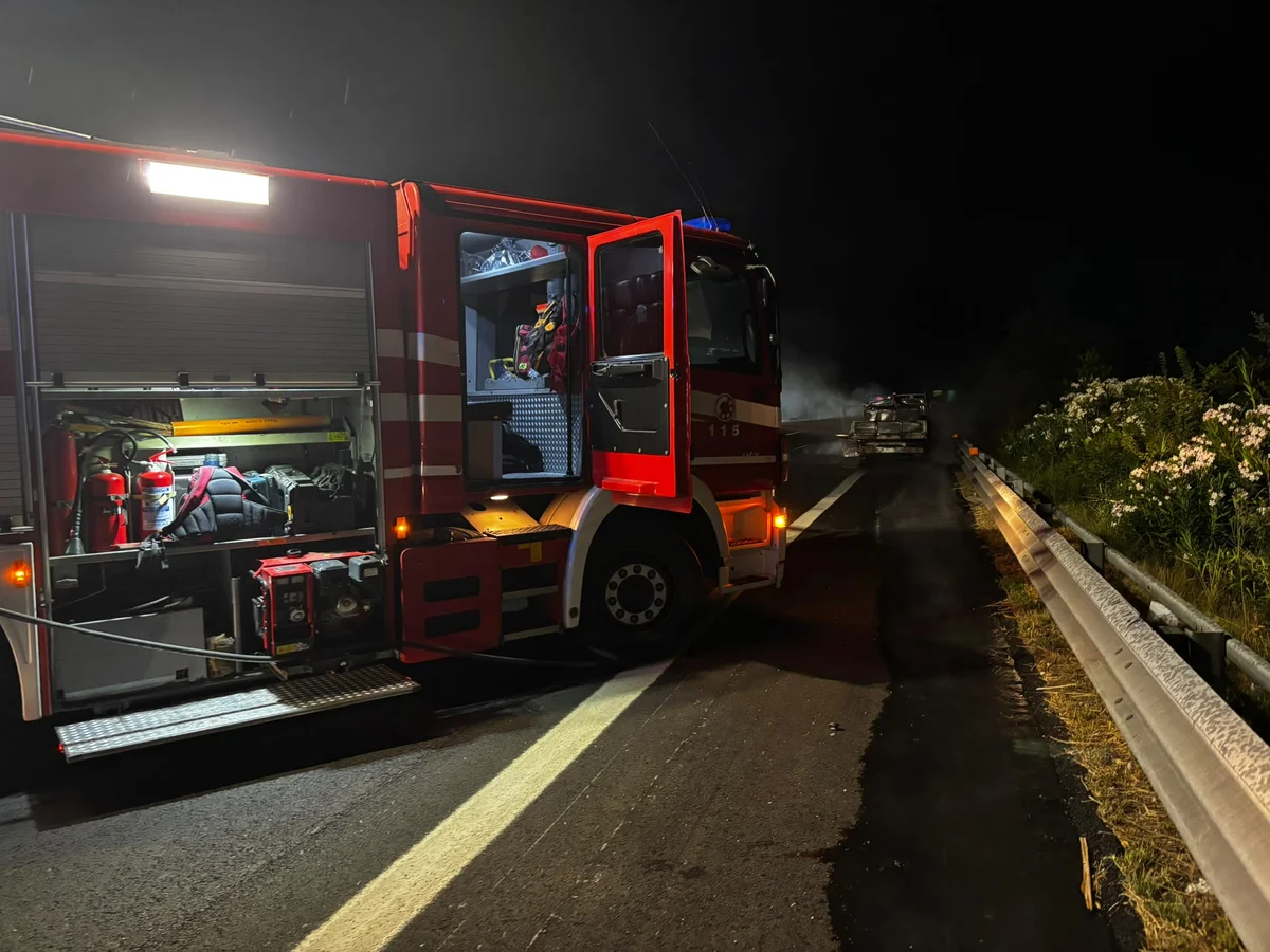 FOTO | Incendio di un furgone in A/14 tra Roseto e Mosciano