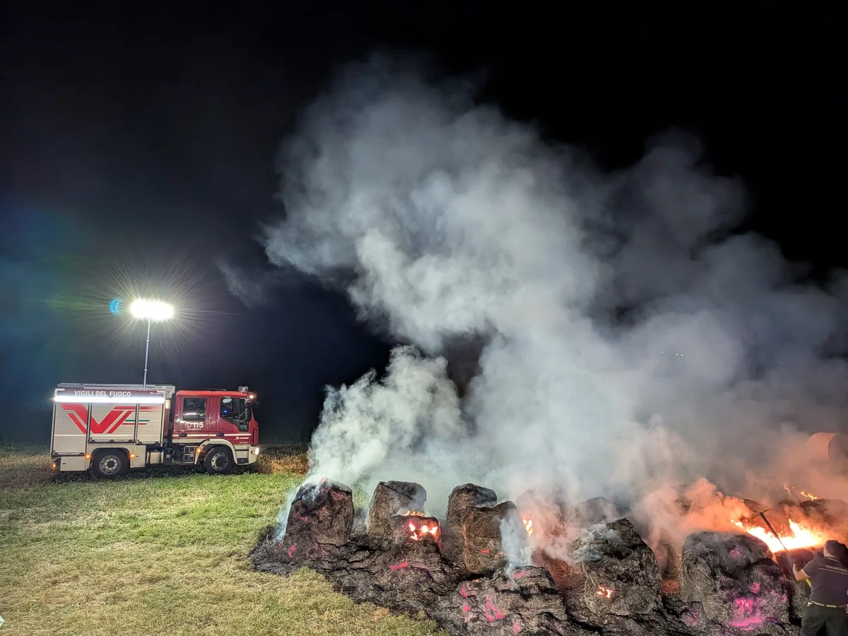 Incendio di 40 rotoballe a Campli spento con l'ausilio di un trattore