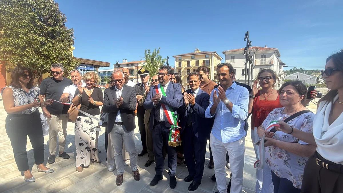 FOTO e VIDEO |Taglio del nastro per la nuova piazza della stazione di Teramo