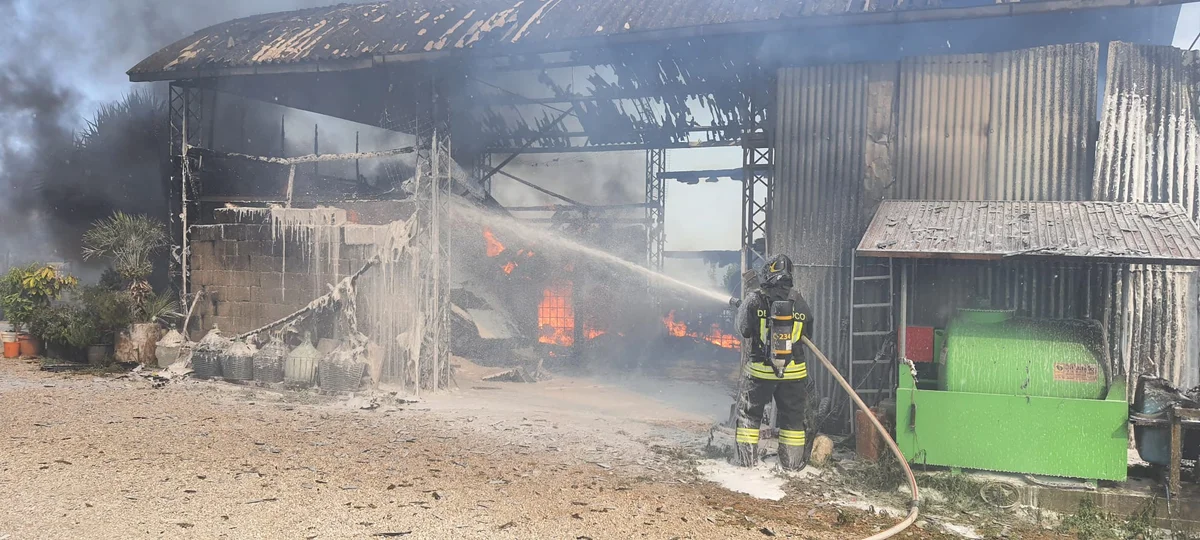 FOTO | A fuoco deposito di rotoballe a Tortoreto