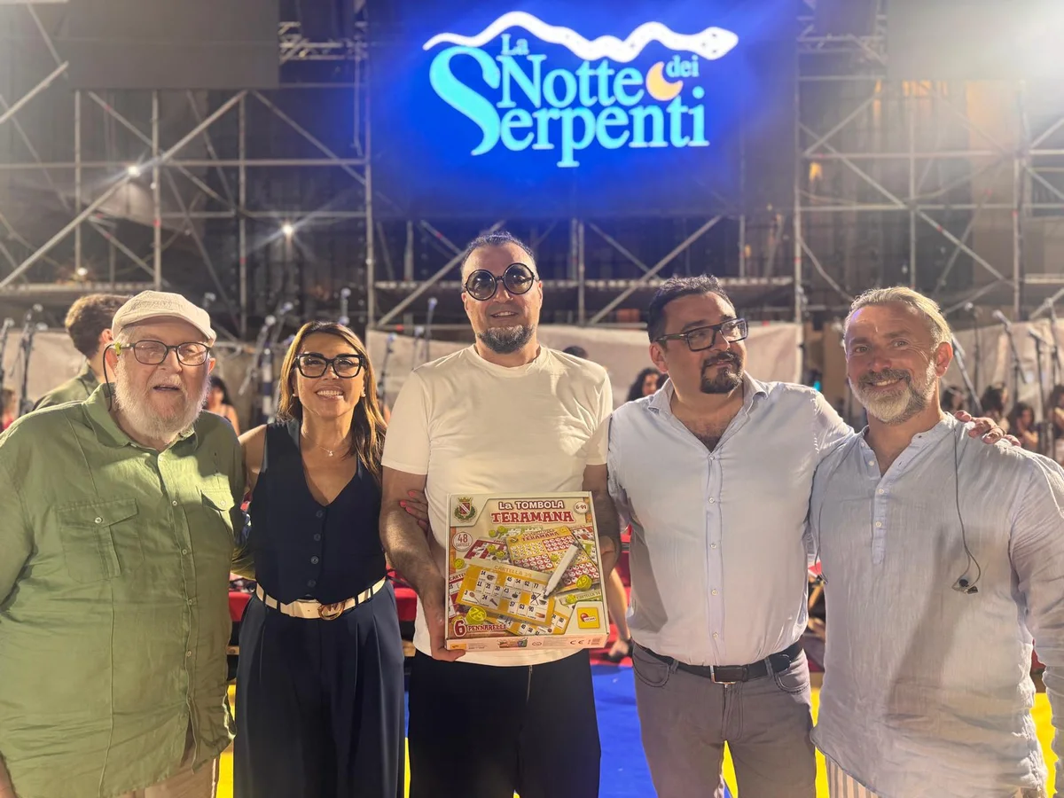 FOTO e VIDEO| La Notte dei Serpenti, seconda suggestiva serata in piazza Martiri con l'omaggio della Tombola Teramana