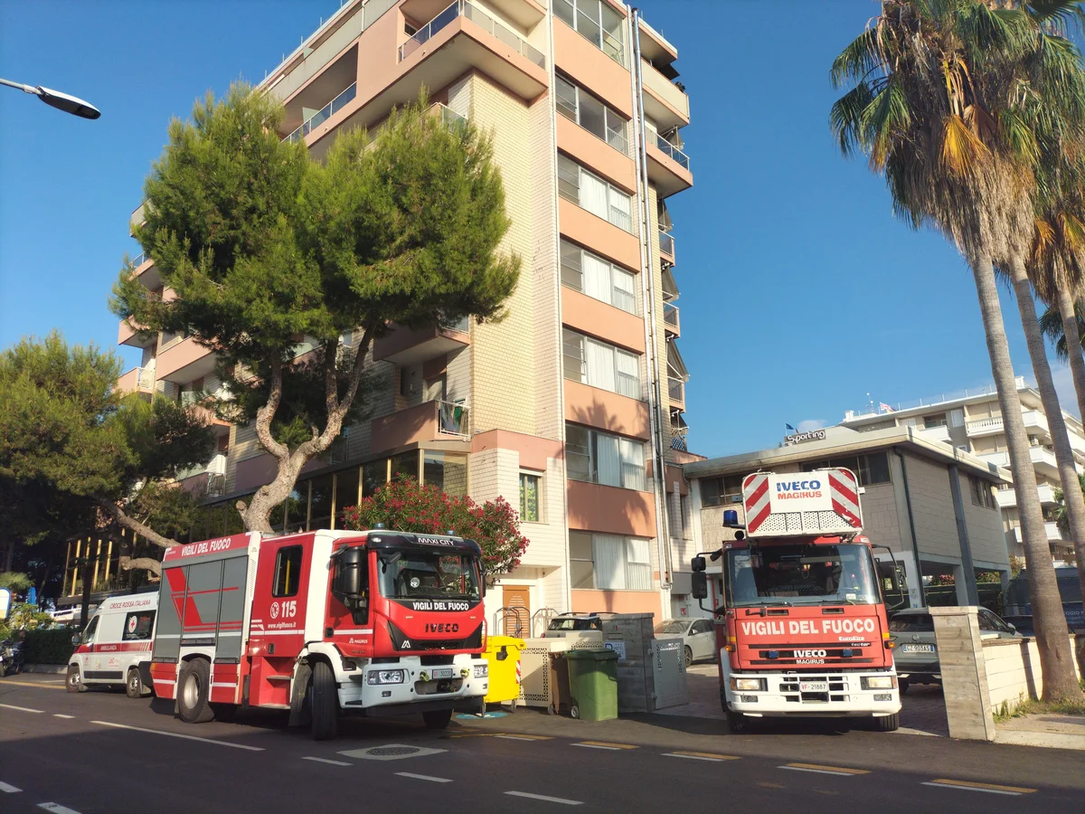Alba Adriatica, fiamme nella lavanderia dell'Hotel Doge