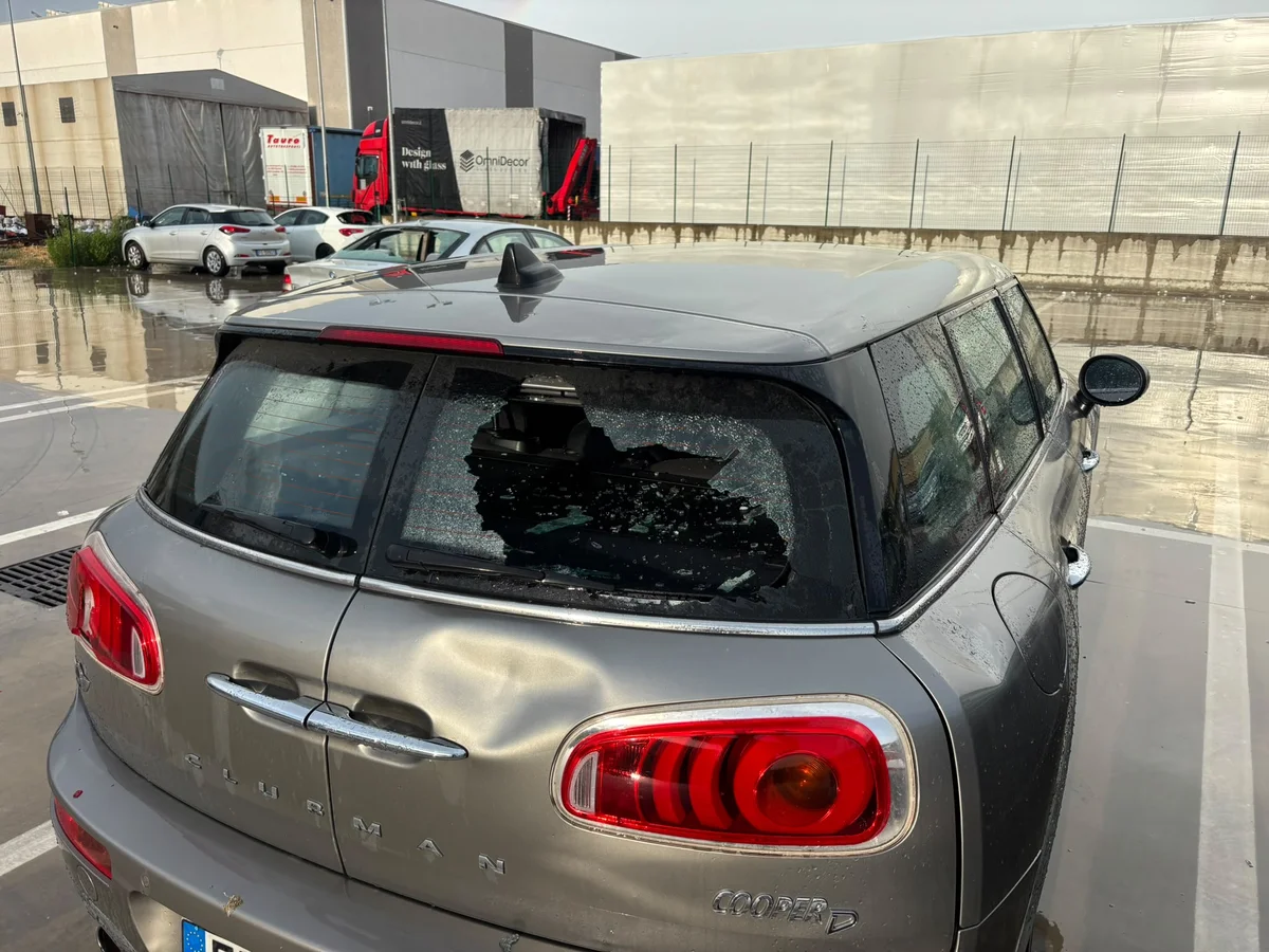Villa Zaccheo sembra un'area di auto da demolire