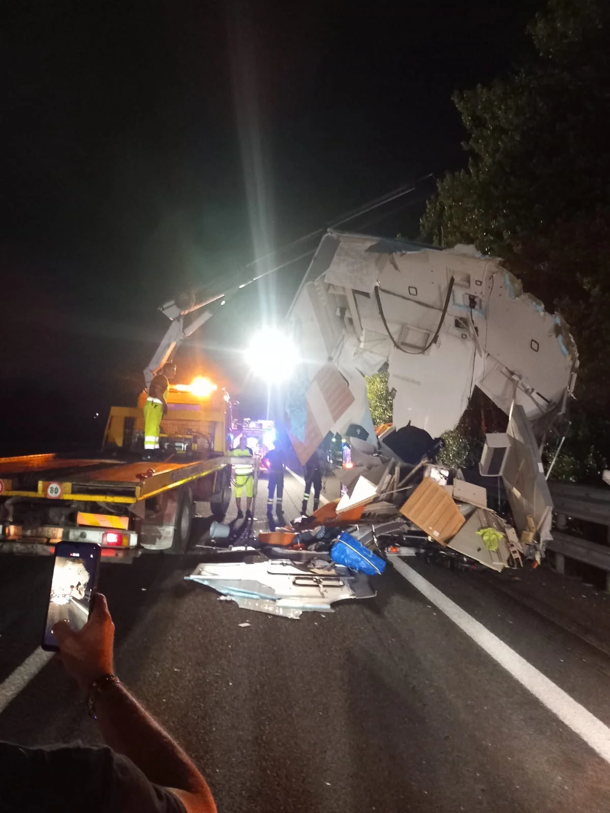 FOTO | Incidente in A14 tra camion e camper: illeso un 62enne