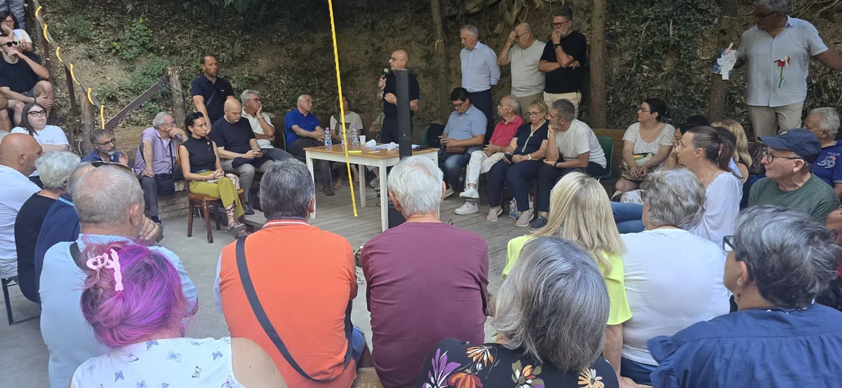 FOTO | Danni grandinata, assemblea a Ripattoni. I sindaci in Regione: la  situazione è disastrosa