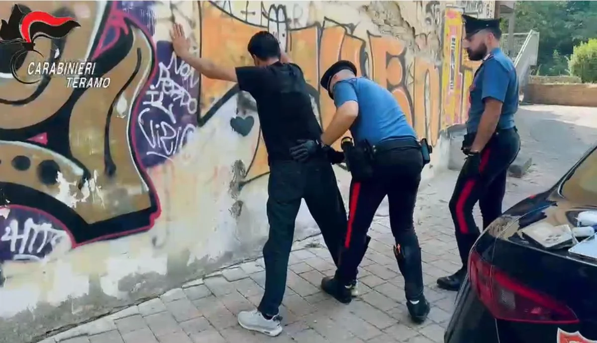 VIDEO | Teramo, circolava nel parco fluviale con un coltello. Due giovani trovati con l'hashish addosso