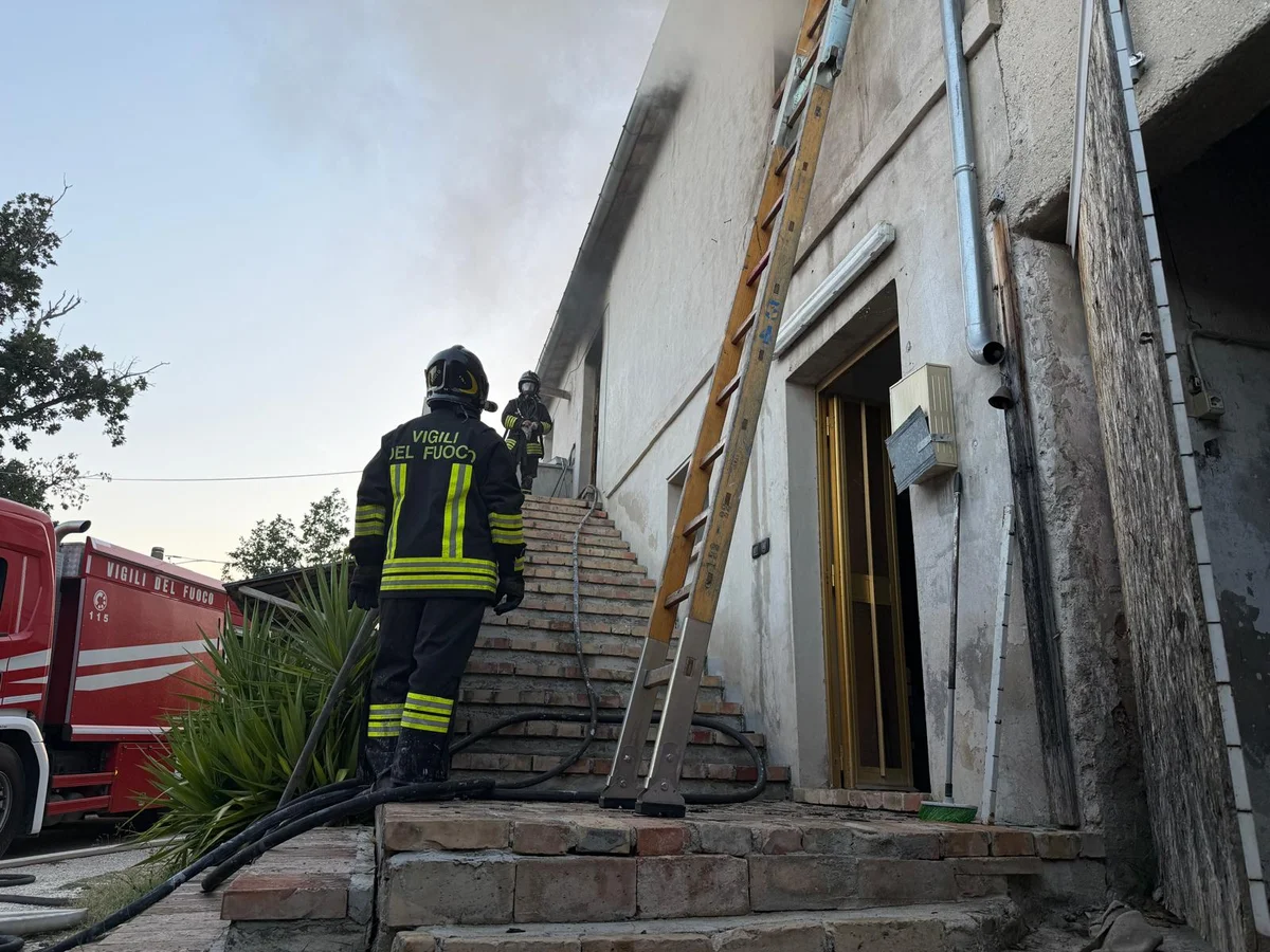 FOTO e VIDEO | Incendio in un'abitazione a Pastinella di Campli: salva una famiglia