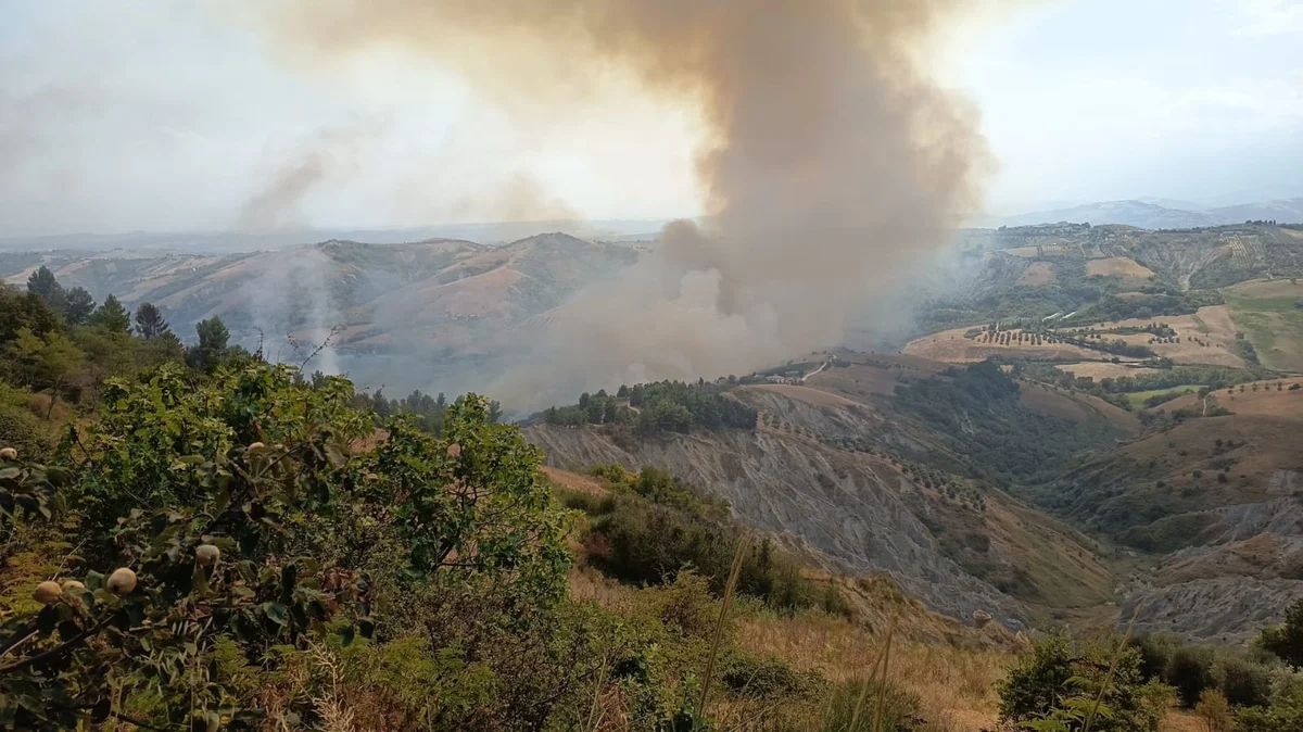 Calanchi di Atri: è vastissimo l'incendio