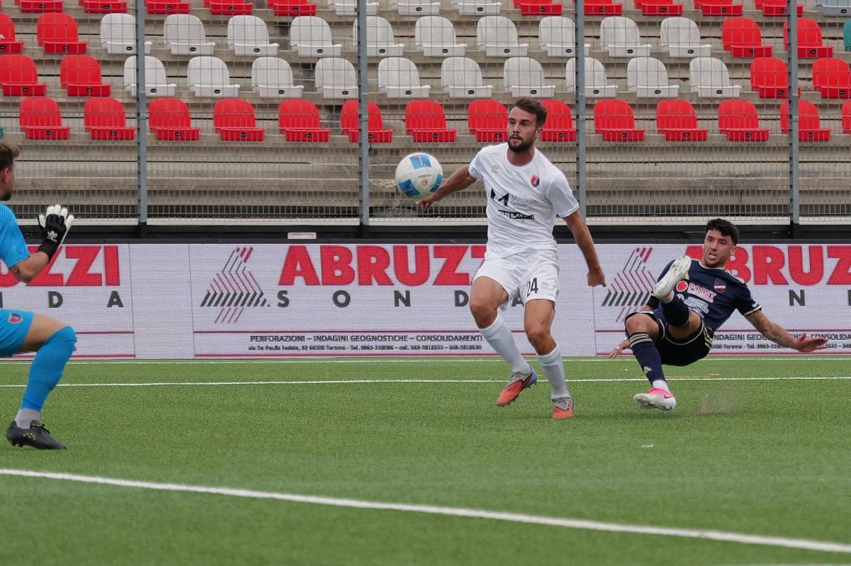 Calcio D/F, sono 3 in vetta: L'Aquila, Foligno e Senigallia