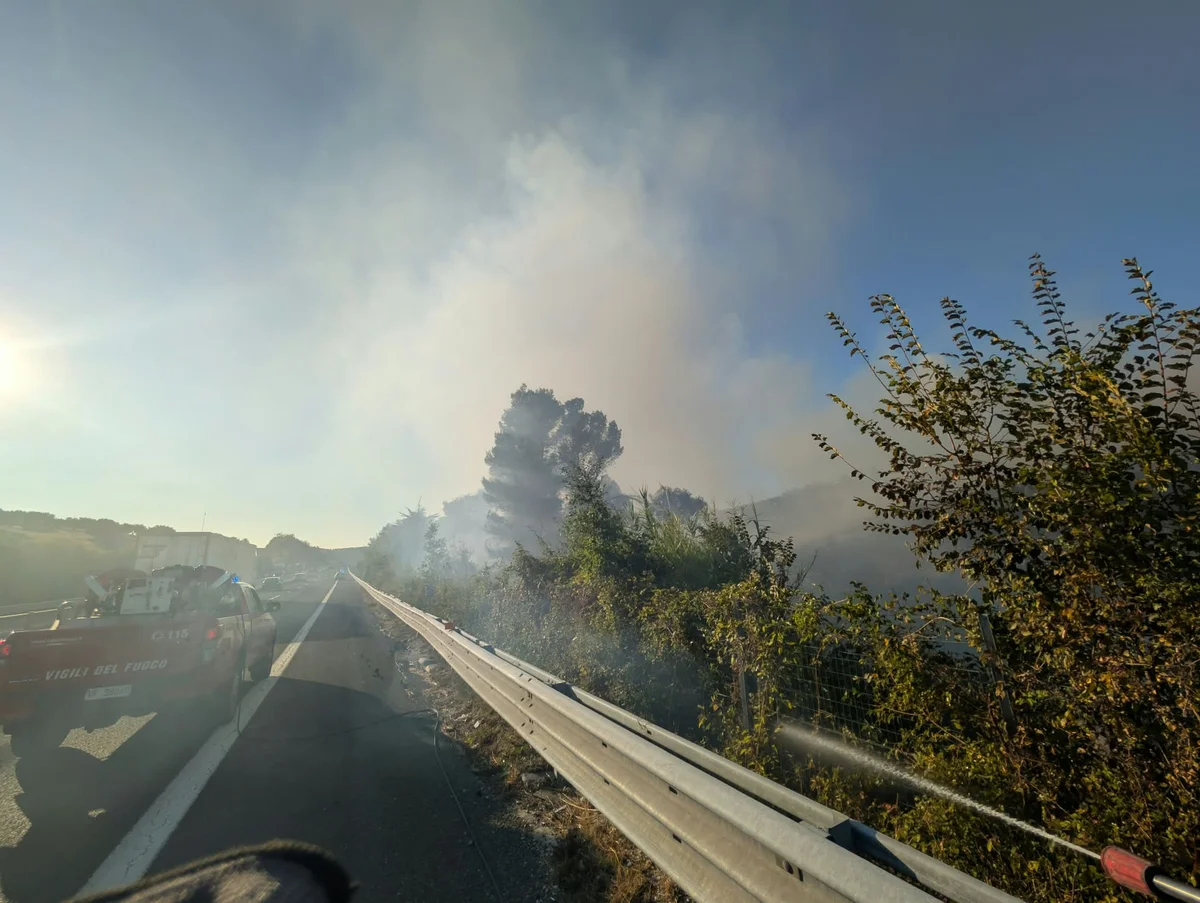 Incendio a ridosso dell'A14 tra Pineto e Roseto: difficoltà alla viabilità