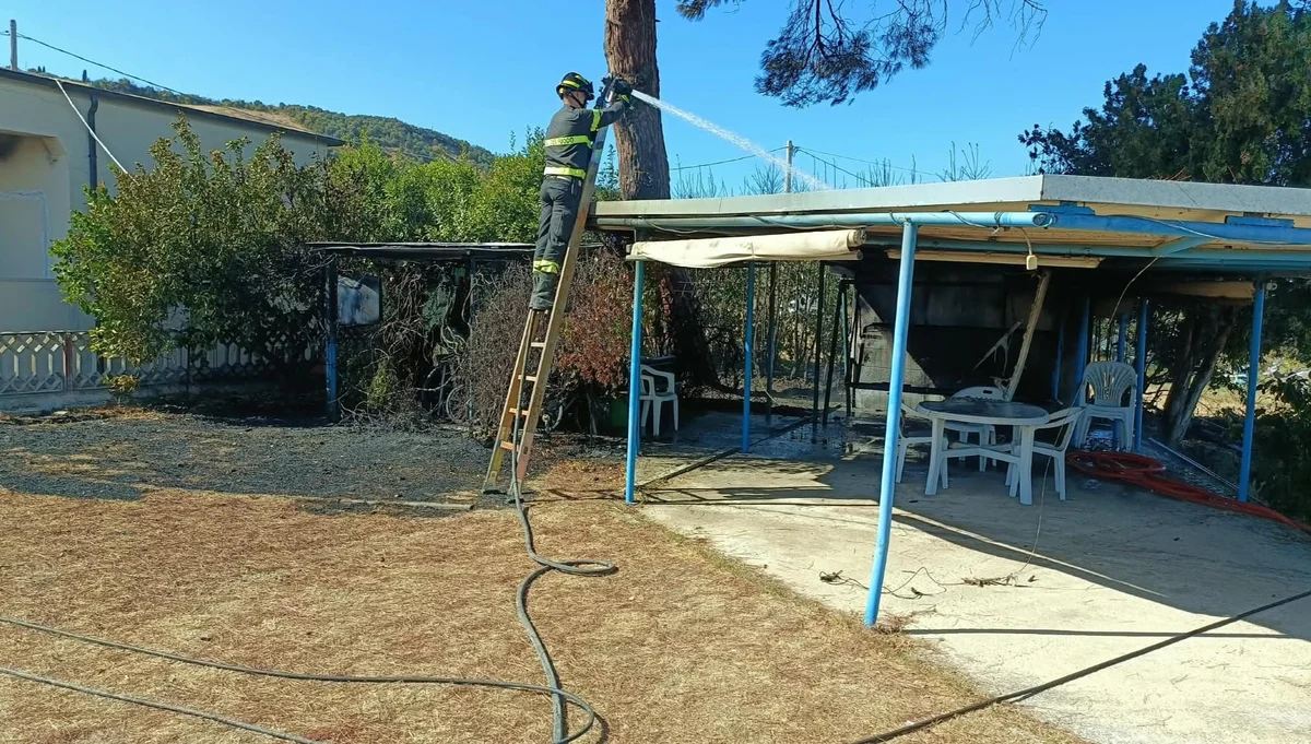 FOTO | Incendi di vegetazione ad Atri e Pineto