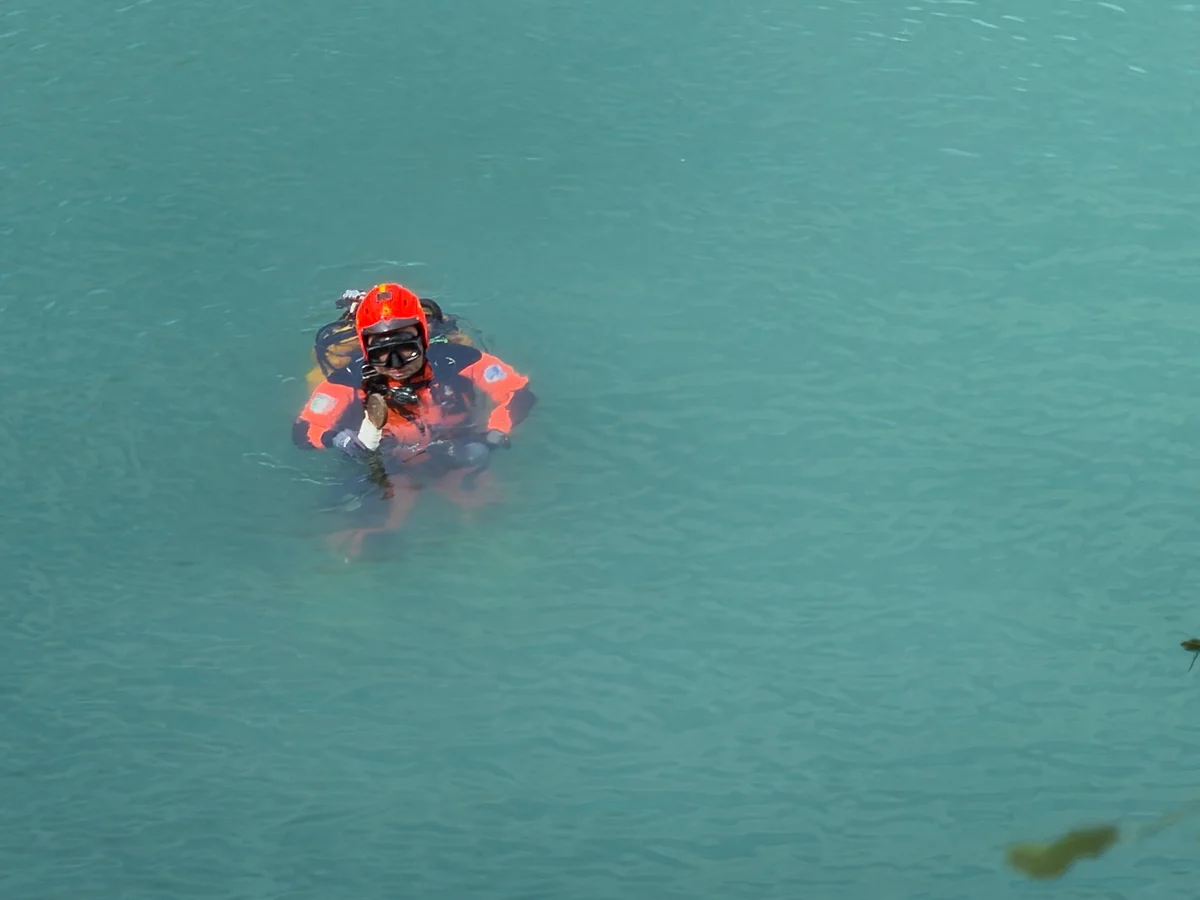 Pick up finisce nel lago: salvi gli occupanti. Vigili del fuoco impegnati nelle ricerche del mezzo
