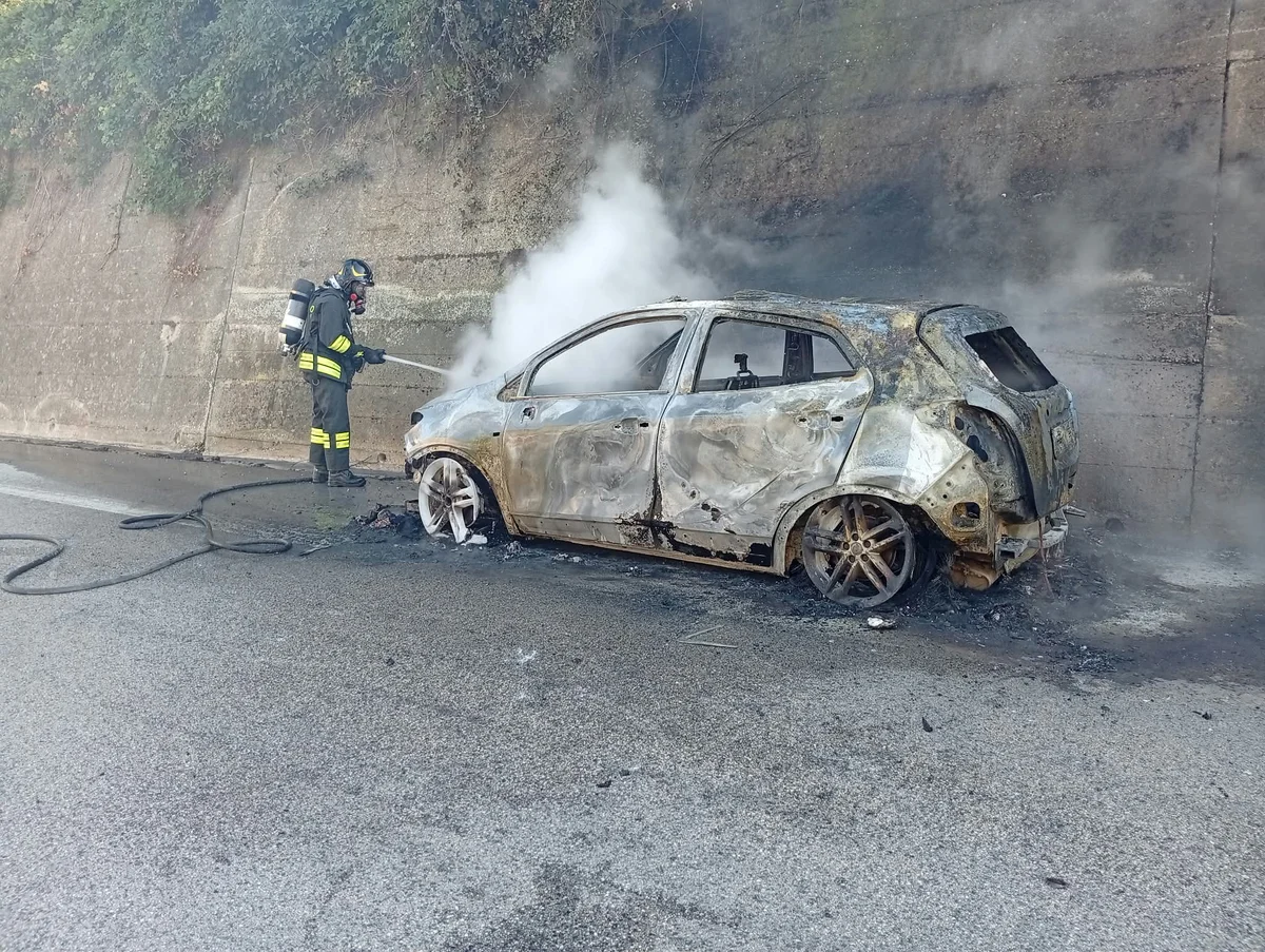 Auto distrutta da un incendio a Silvi lungo la Ss553