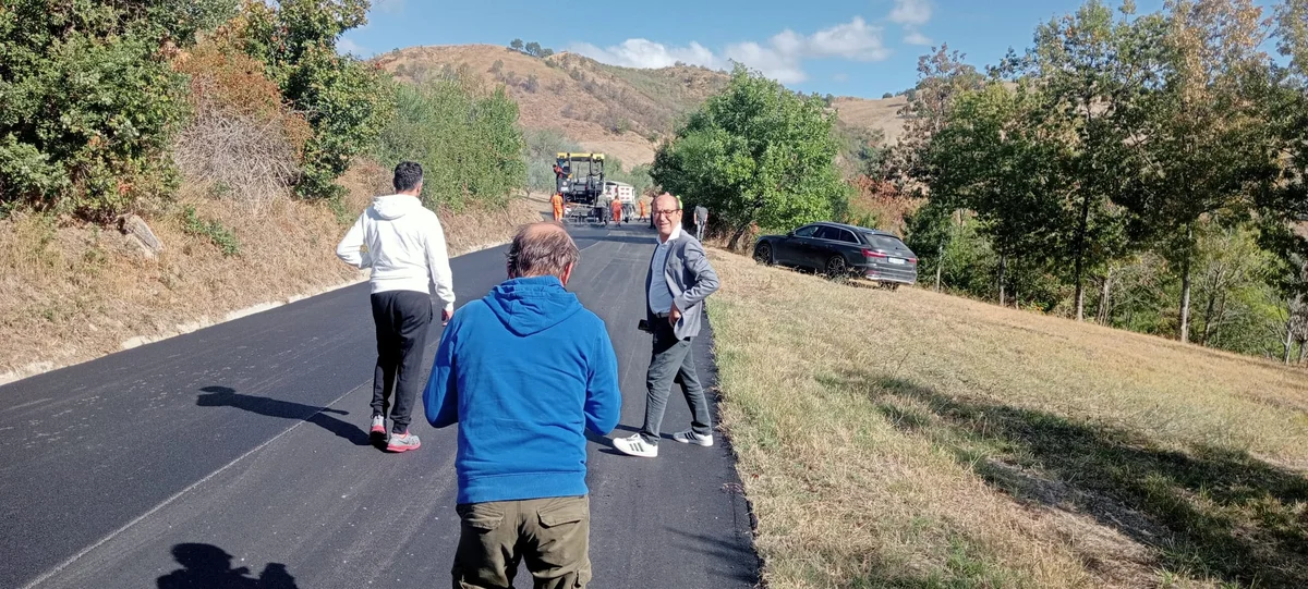 FOTO | Teramo, asfalti nella frazione di Rapino, il plauso di Bartolini a D'Angelo
