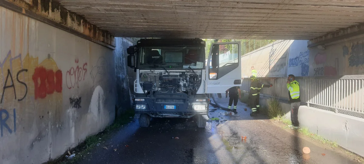 FOTO e VIDEO | Mezzo pesante contro un cavalcavia a Villa Rosa: ferito l'autista