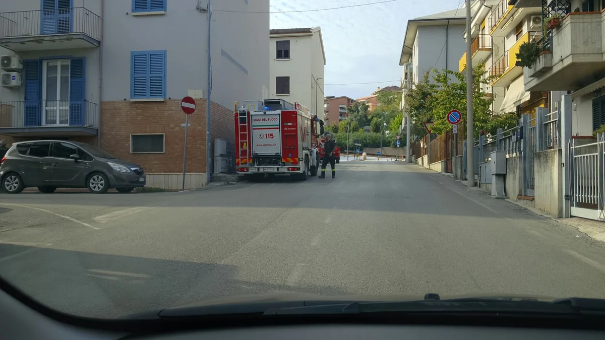 Cadono calcinacci in via Firenze: intervento dei Vigili del Fuoco