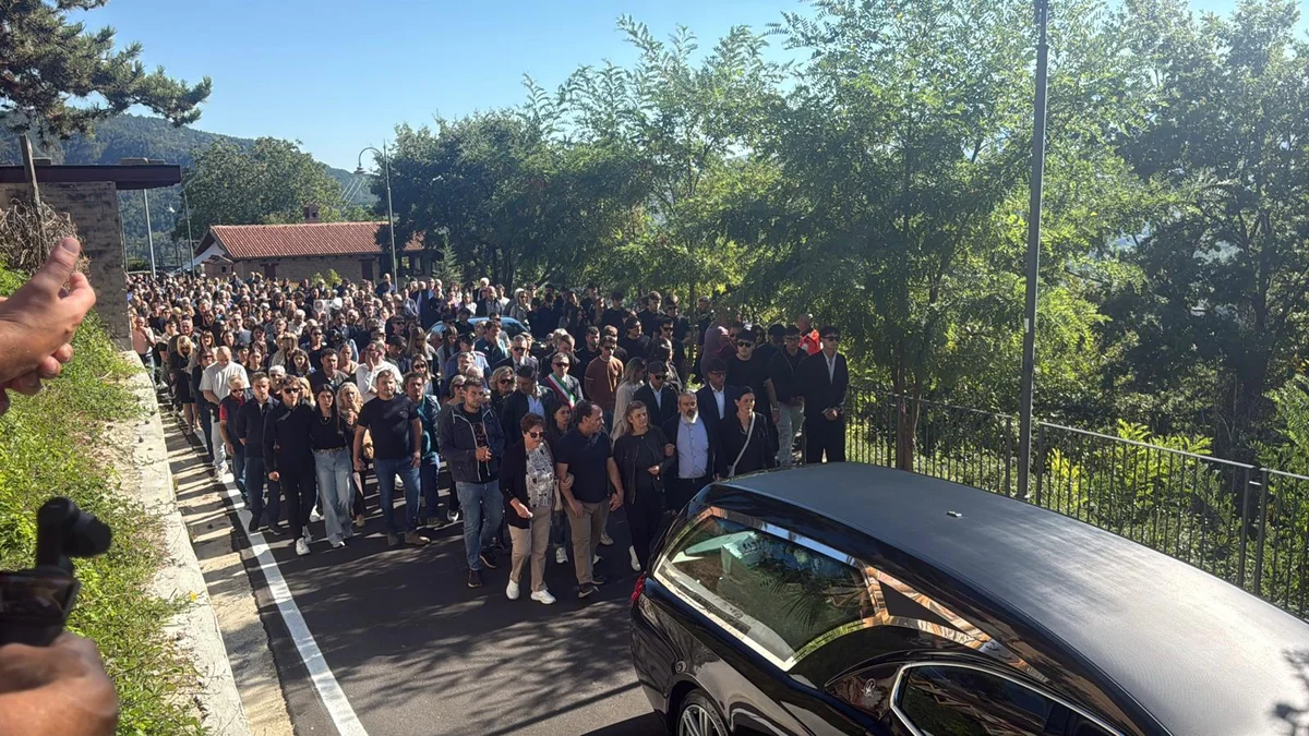 FOTO e VIDEO | L'ultimo saluto ad Andrea dalla comunità tutta