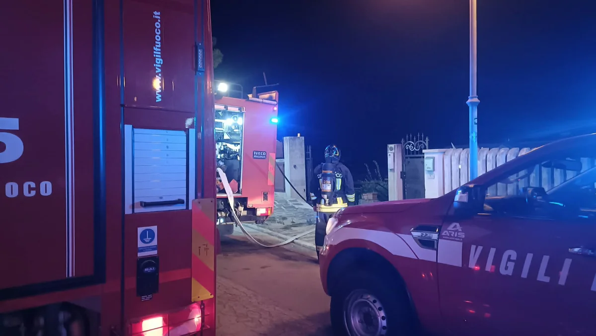 Incendio in un edificio a Montepagano, anziani fuggono sul balcone. L'intero stabile evacuato