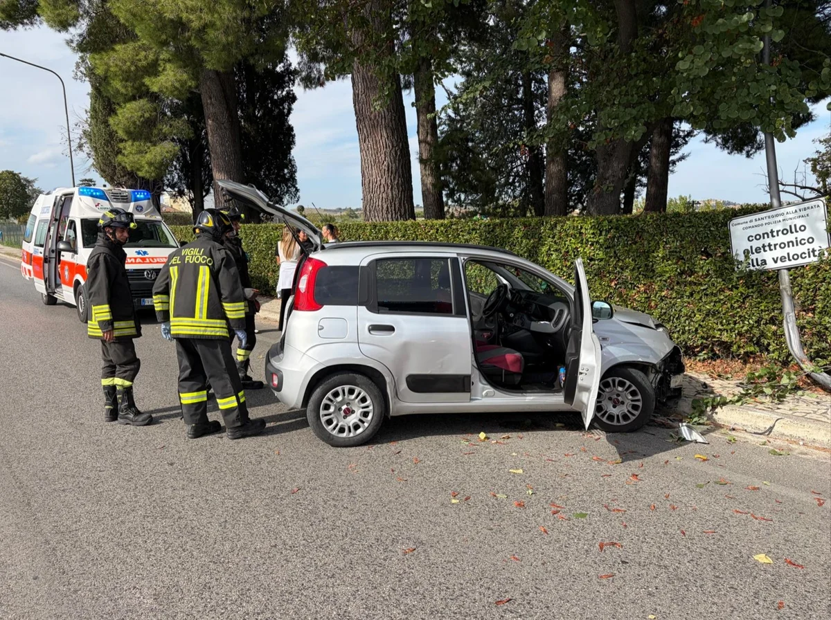 Finisce con la Panda contro un palo della luce: 75enne ricoverato in ospedale