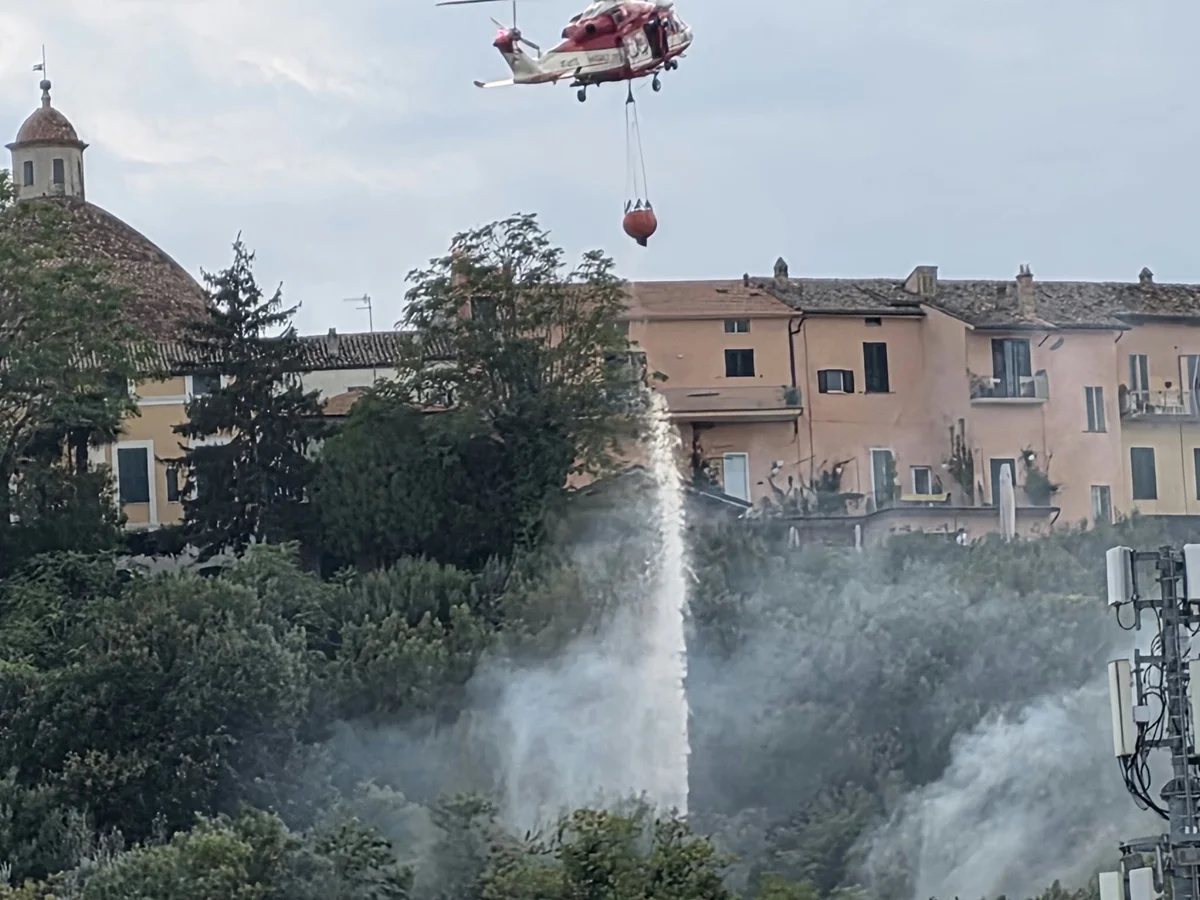 FOTO | Incendio  sulla collina di Giulianova domato dai vigili del fuoco