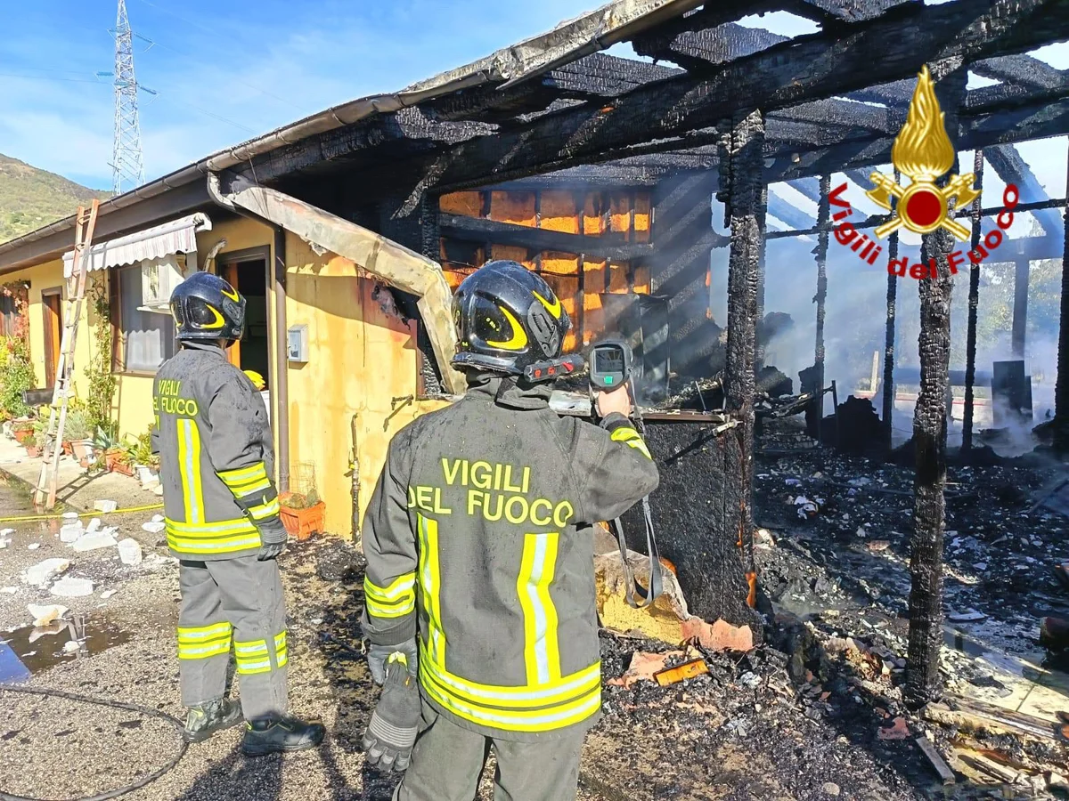 FOTO | Distrutto da un incendio un  modulo abitativo ad Isola del Gran Sasso: salvo l'occupante