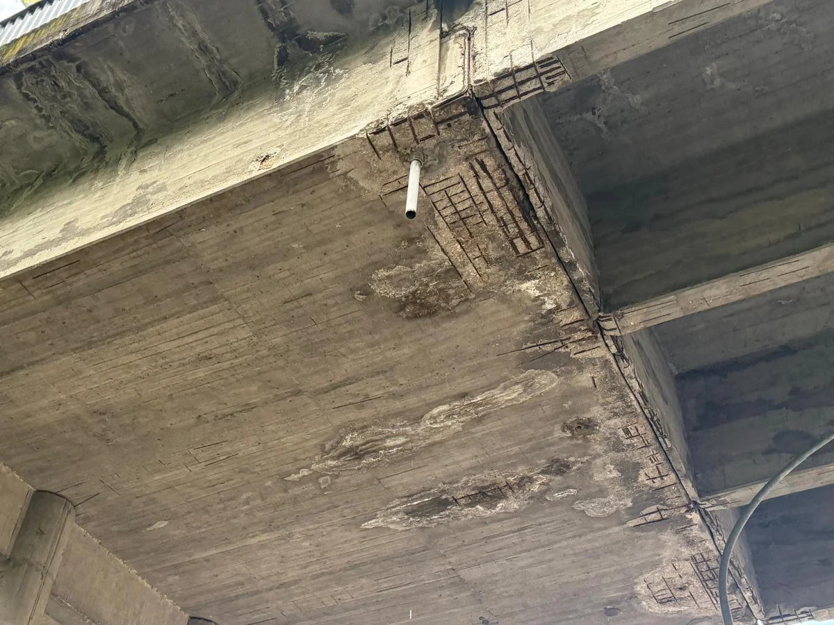 FOTO | Ponte San Francesco, cadono calcinacci: chiusa una porzione di passaggio pedonale