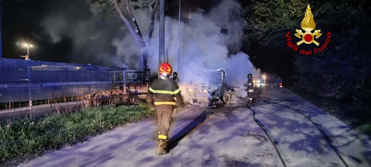 Alba Adriatica, autocarro distrutto da un incendio in via Ascolana
