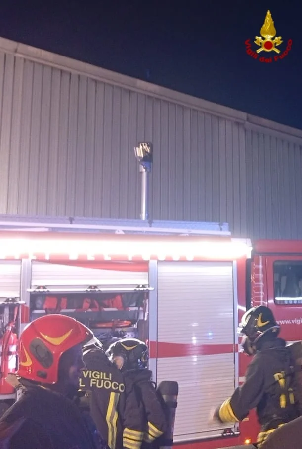 FOTO e VIDEO | Incendio nell'ex fonderia Veco di Martinsicuro