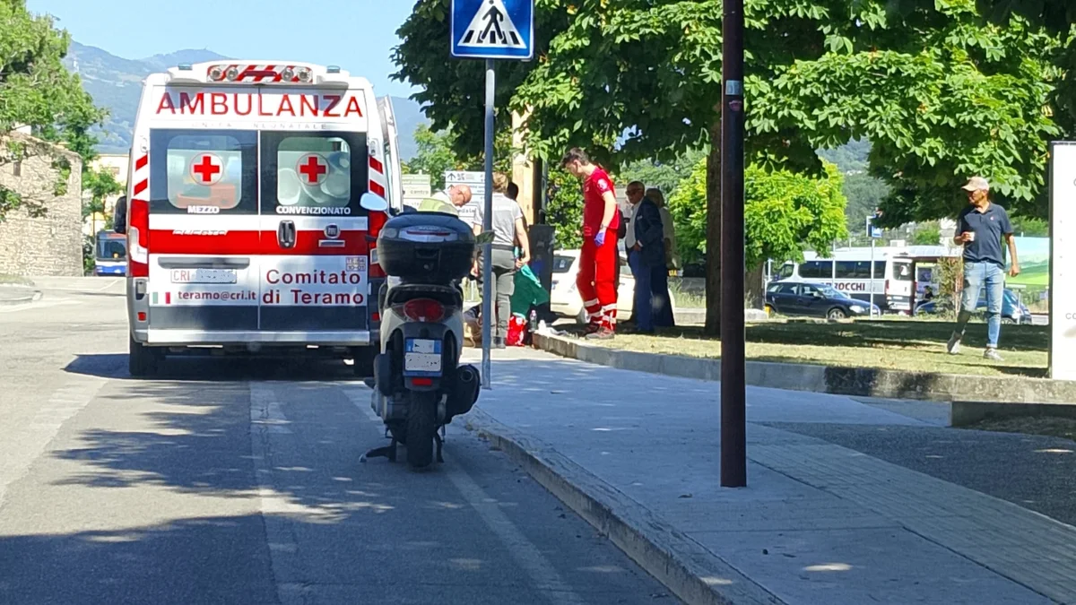 Una donna inciampa in una buca e cade, è accaduto in piazza San Francesco