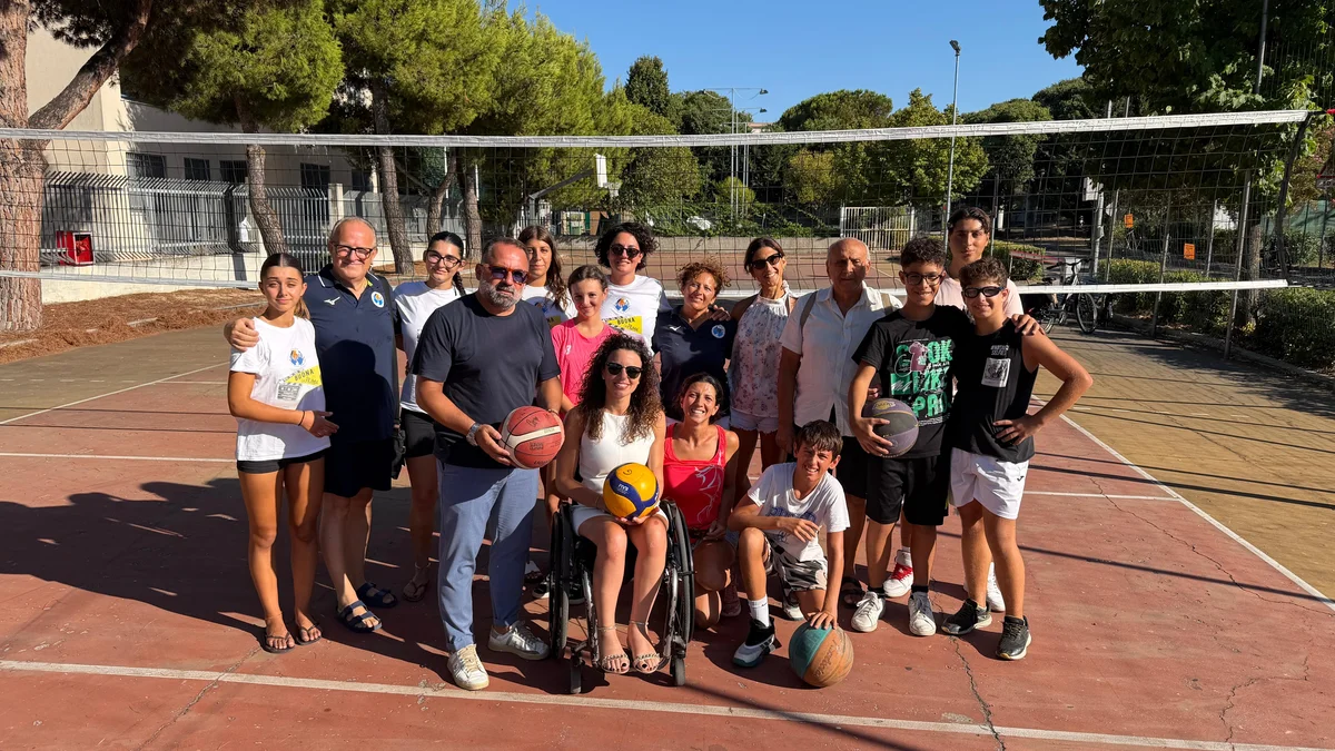 Pineto, restituiti ai ragazzi i campetti dietro le scuole medie