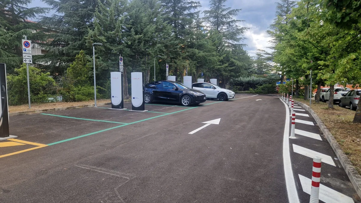 Attivato a L'Aquila il nuovo Supercharger Tesla: 8 stalli  per la ricarica dei veicoli elettrici
