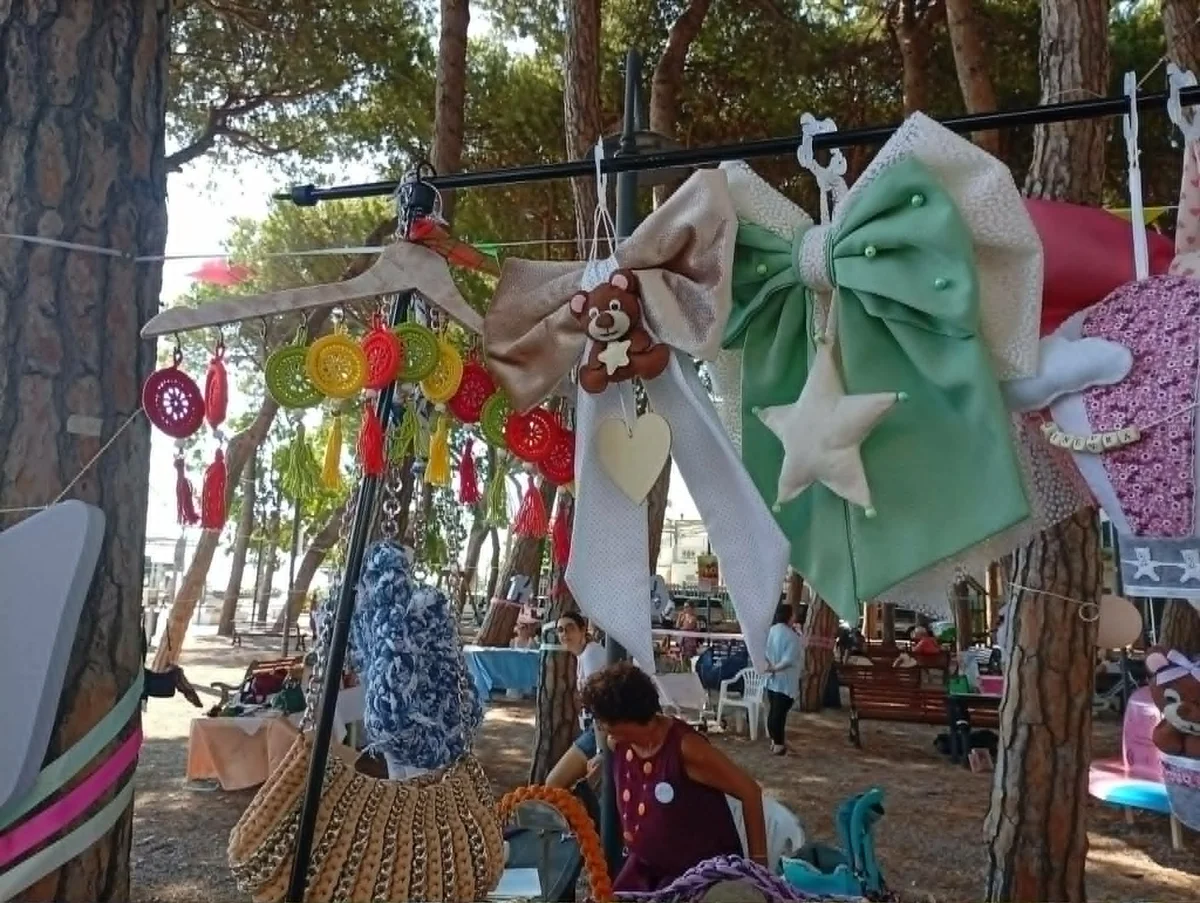 La Pineta degli Artisti incanta il pubblico a Roseto: dai pittori ai fossili, dal vetro all’uncinetto
