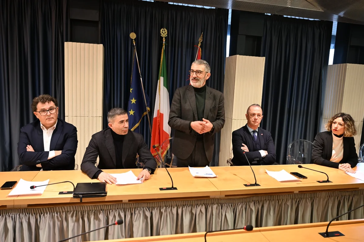 VIDEO | Caro carburante, il Patto per l'Abruzzo propone tariffe gratis per il trasporto pubblico