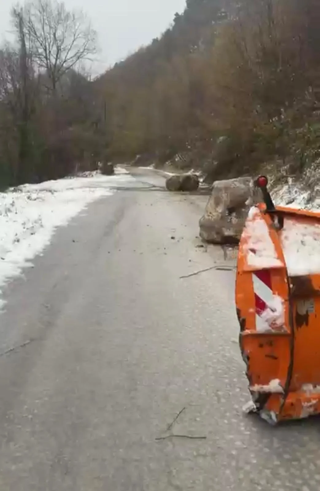 VIDEO | Maltempo, frana sulla Sp 48 a Torricella: strada chiusa verso il Ceppo