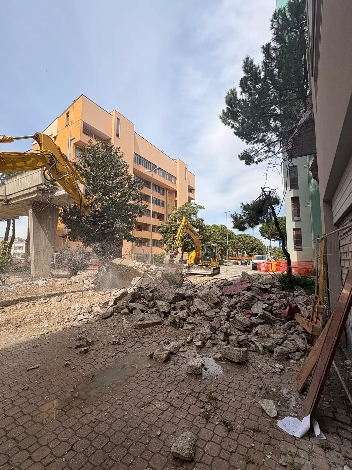 Giulianova, al via i lavori di demolizione delle passerelle tra i palazzi di via Di Vittorio