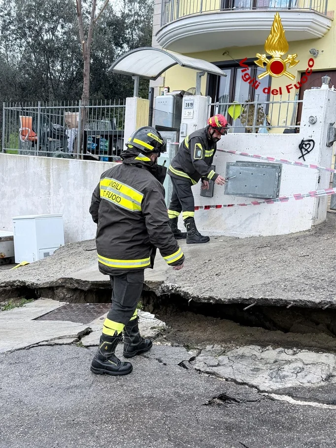 Maltempo, 60 gli interventi effettuati dai vigili del fuoco di Teramo: frana ad Isola