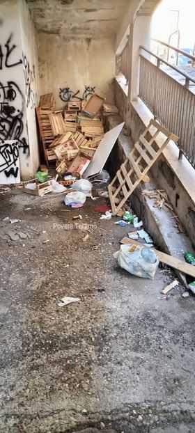 FOTO | Povera Teramo: mini discarica al coperto in piazza Verdi