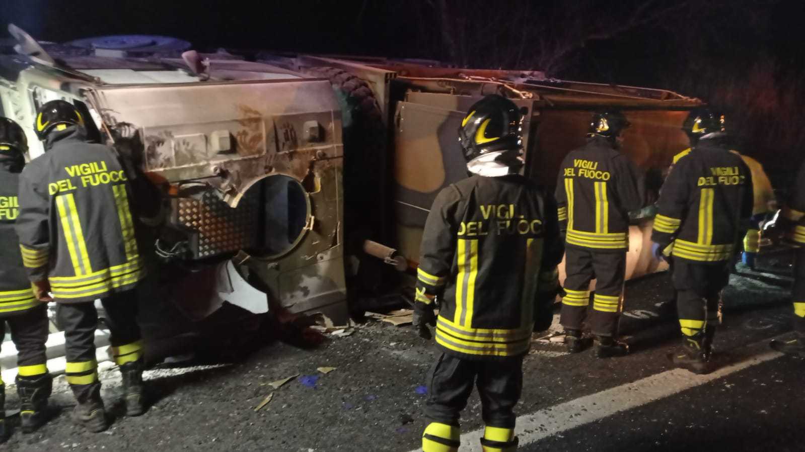FOTO | Tortoreto, grave incidente stradale in A14: coinvolto un camion dell’Esercito